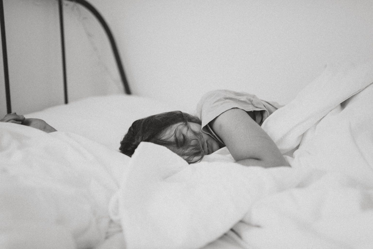 sleep breathing disorders - woman in bed